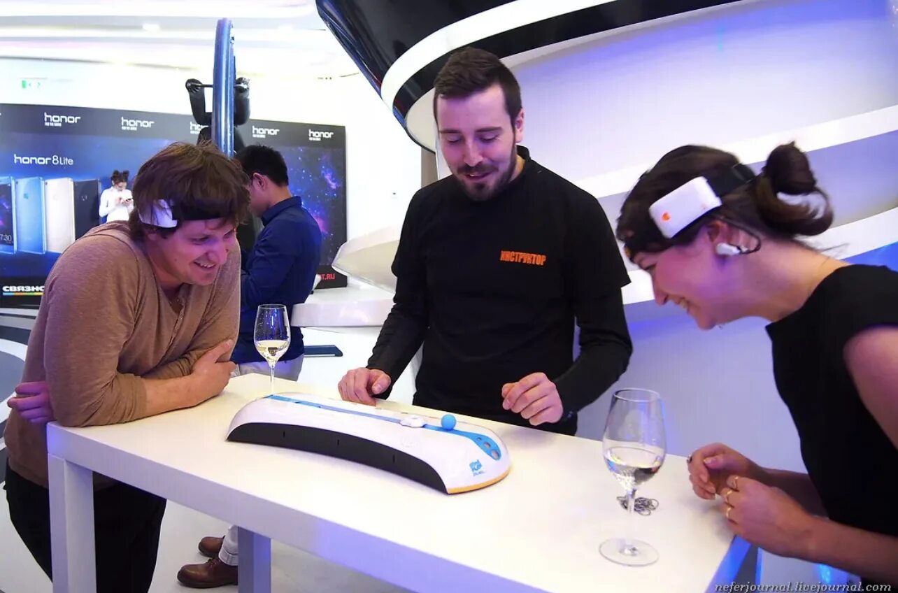 Игра сила мысли. Игра сила мысли. Управление в vr играх. Аттракцион сила мысли. Игра сила мысли.