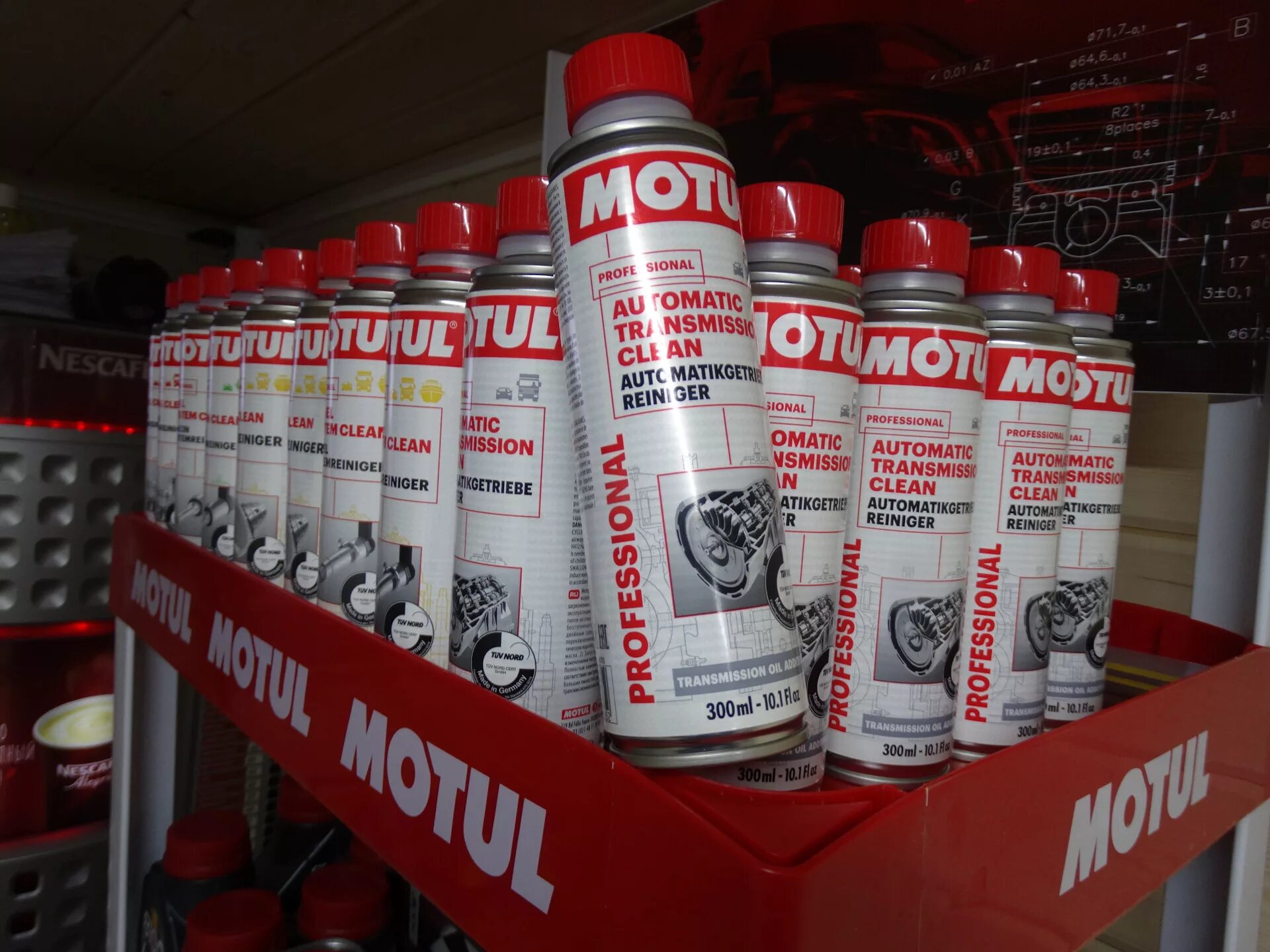 Присадка в двигатель жор масла. 110700 Motul присадка. Motul в коробку автомат. Присадка в АКПП. Присадка для промывки форсунок мотюль.