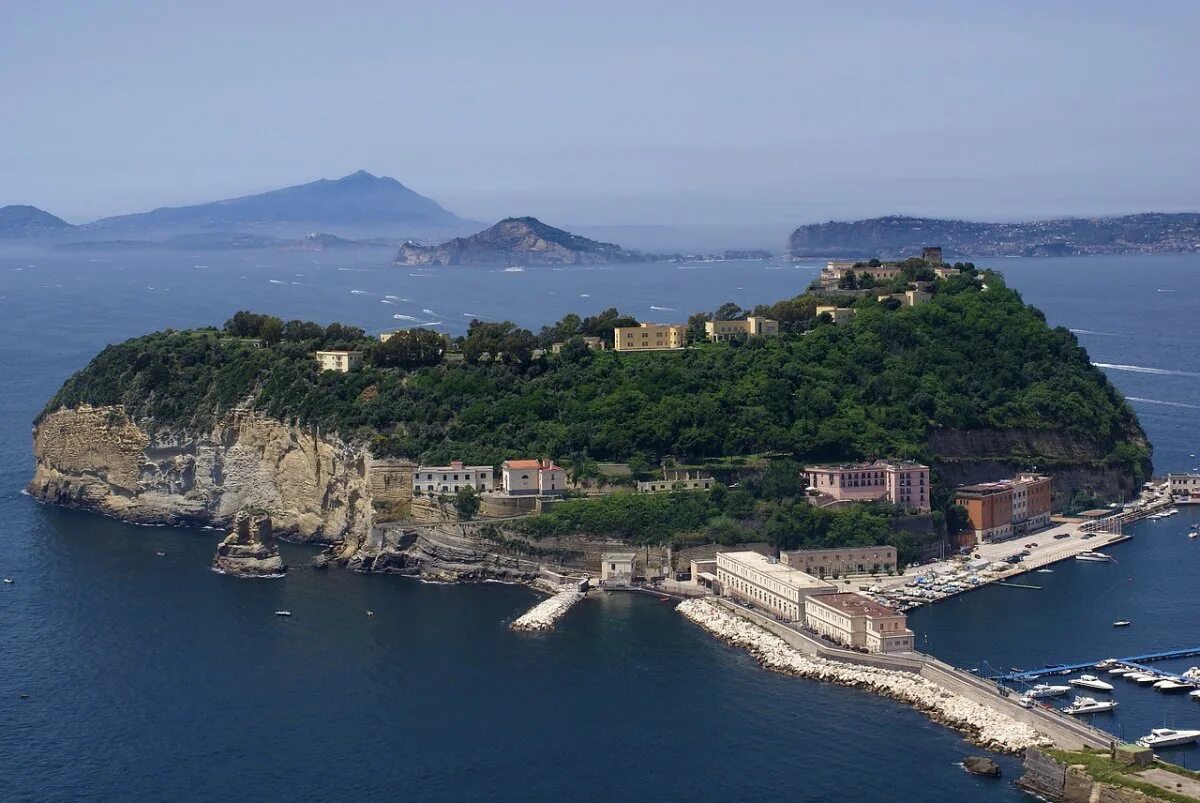 Большой итальянский остров. Остров Низида Неаполь. Изола ди Низида. Кампания Италия. Неаполь Италия.