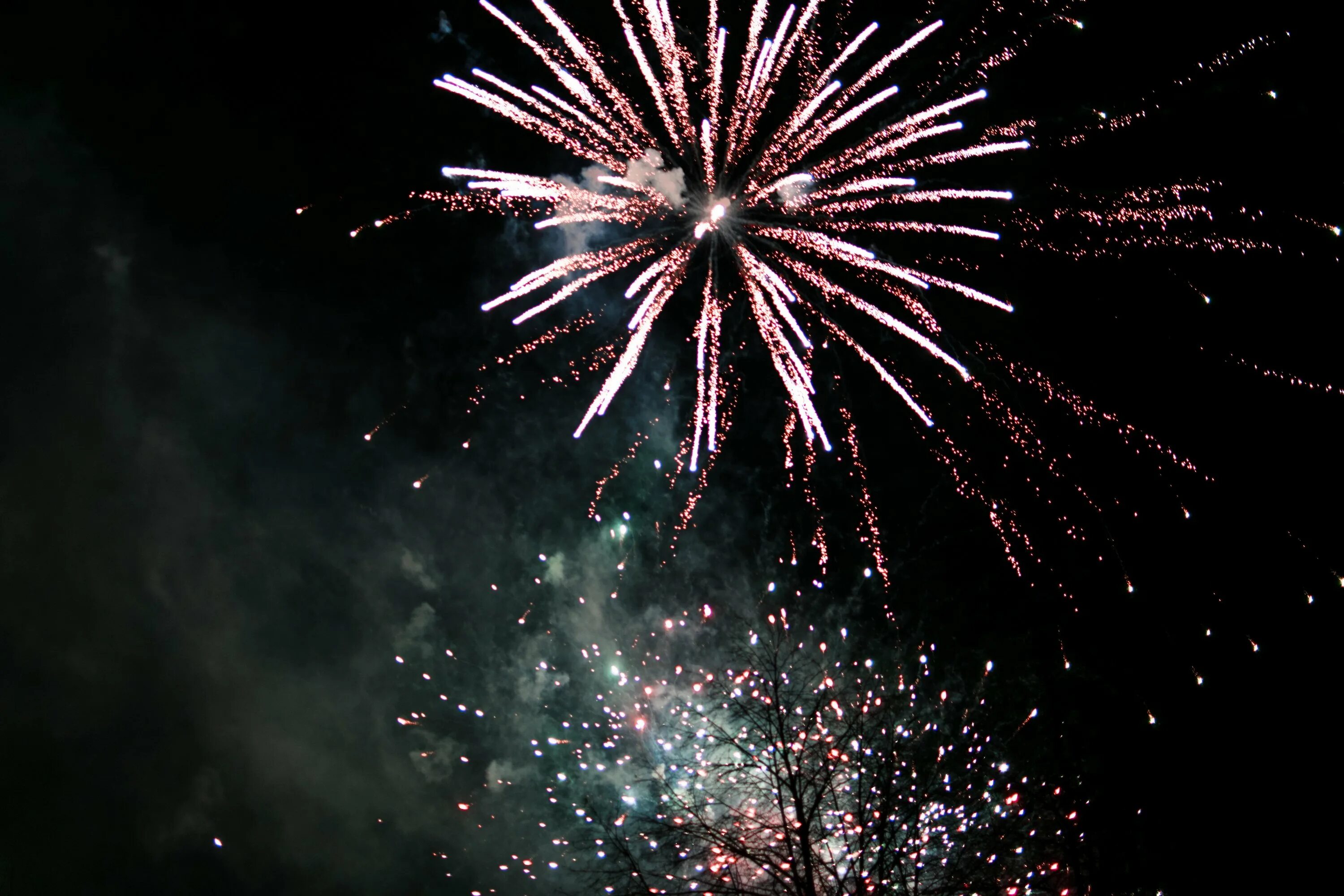 салют новогод 25. салют "новогодний". тс741 батарея салютов новогодний (1,0"х25). салют новогод 25. фейерверки в новогоднюю ночь из космоса.