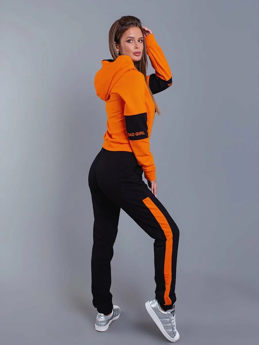 Оранжевый спортивный костюм женский. Спортивный костюм черно оранжевый. Спортивный черно оранжевый костюм женский.