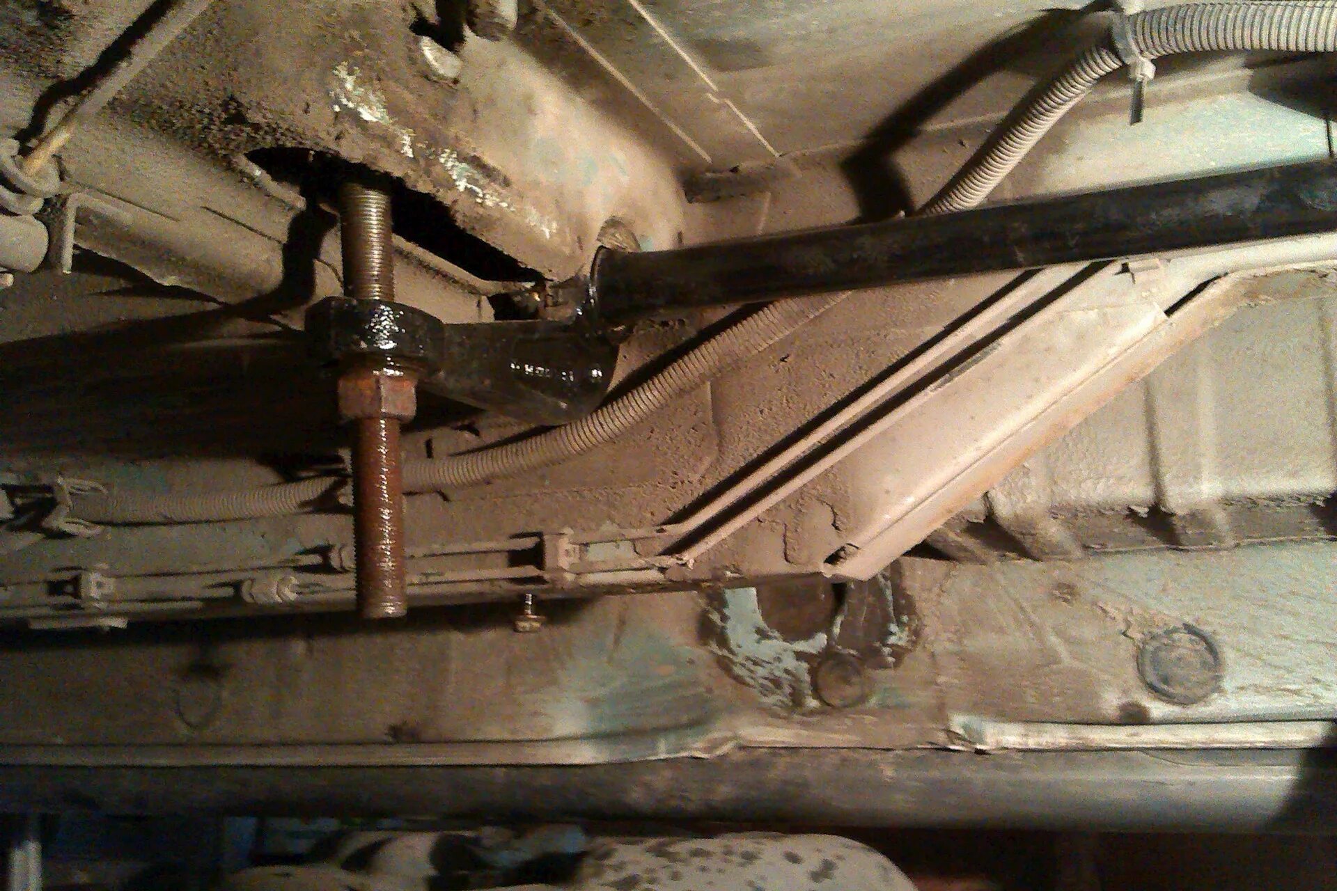 Антикор мтз 82. Поднятый т 4. Volkswagen transporter т4 2. Газель на подъемнике. Болт торсиона т4.