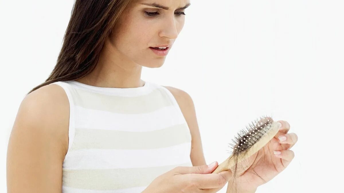 Осенью выпадают волосы у женщины. Волосы на женских руках. Covid-19 выпадение волос исследование. Выпадение волос у женщин. Девушка волосы расческа.