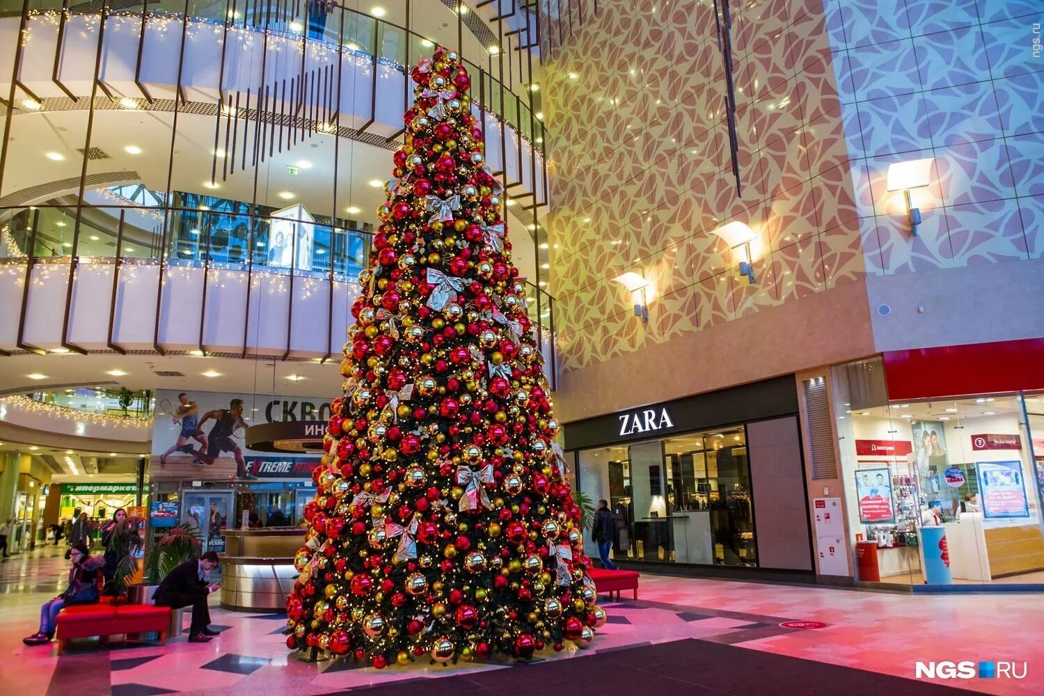 центр елочка. аура новосибирск елка. нью-йорк рокфеллер центр новый год. рокфеллер плаза нью-йорк. главная елка чебоксары.