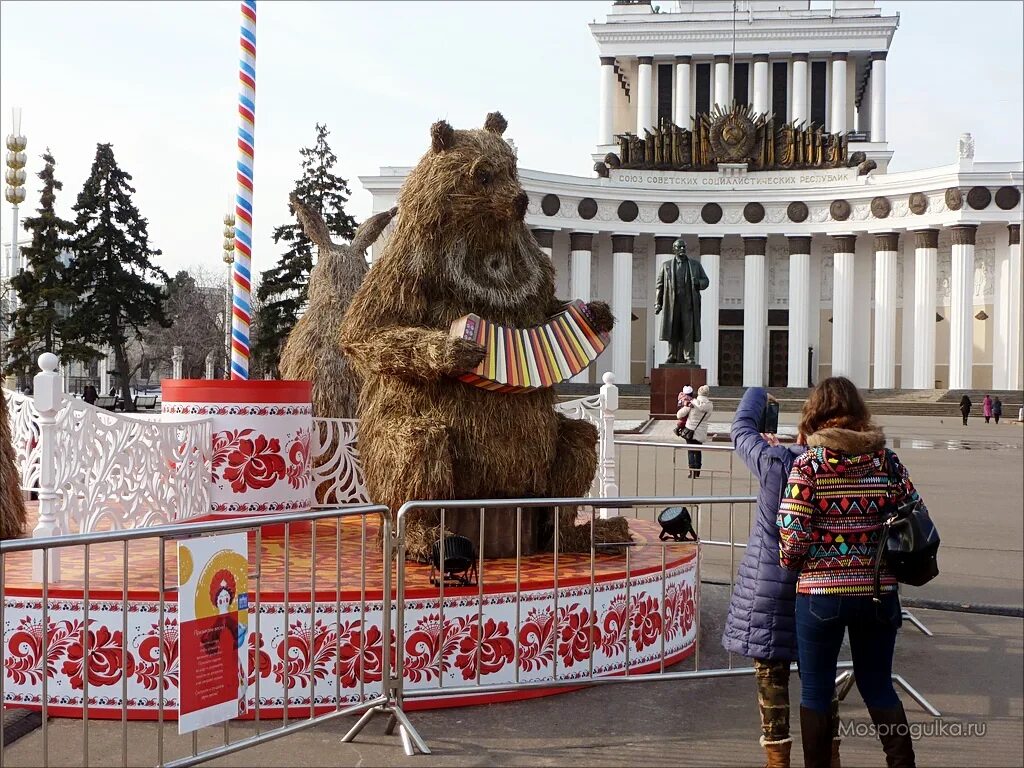 Масленица 2024 в москве вднх. Арт объект на Масленицу. Масленица на ВДНХ. Арт объект медведь. ВДНХ чучело Масленицы.