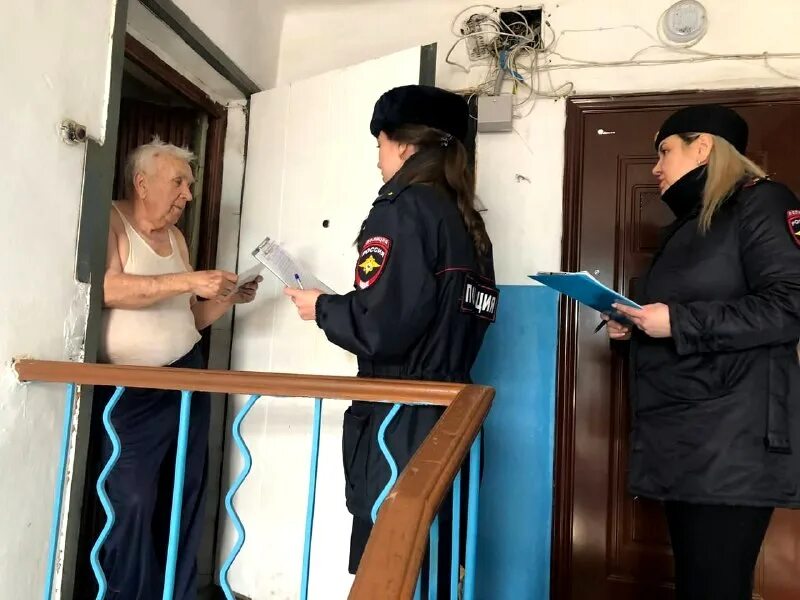 Приеме граждан участковыми уполномоченными полиции. Омбудсмен полиции. Пенсионерка и полицейский. Сотрудники полиции советского района. Участковый мошенничество