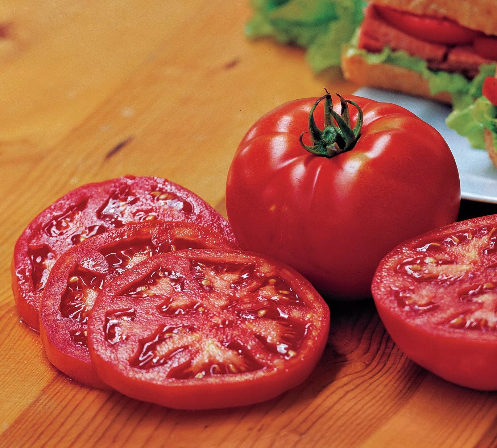 Томат бифштекс сиб сад. Алая зорька томат. Сад ц. Томат бугай красный. Биф мона помидоры.