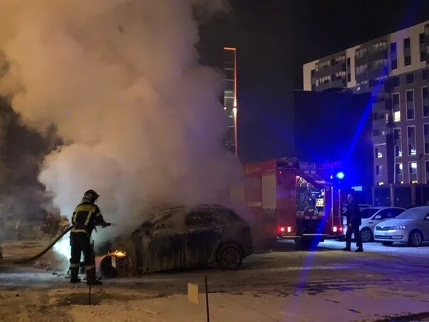 Пожар фото. Жк дендрарий хабаровск. Пожар в солнечном городе. Сгорела автостоянка в солнечном. Пожар в жилом комплексе солнечный город хабаровск.