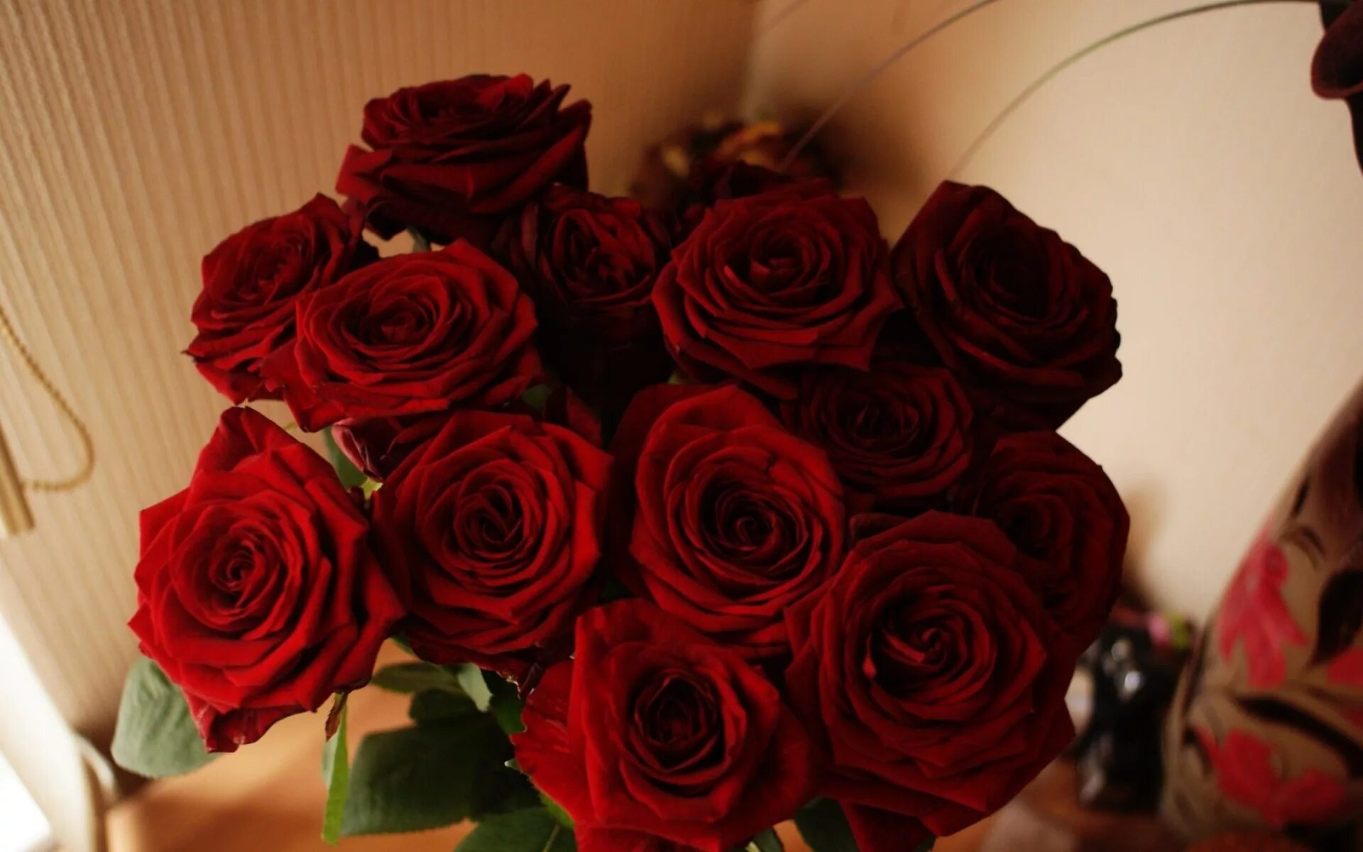 Фото цветов на столе реальные. Букет роз. Красные розы. Букет красных роз на столе.