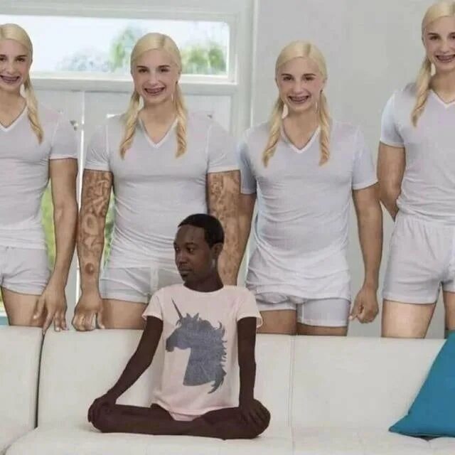 1 белая девушка. Пайпер перри и 5 черных оригинал. Мем с девушкой на диване. Фон с неграми. 1 белая девушка.