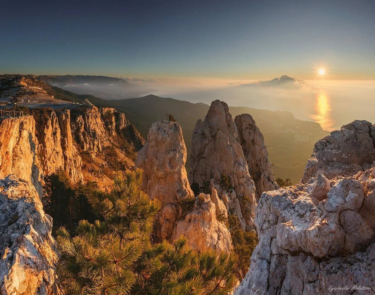 Рассвет на ай-петри крым. Гора ай петри рассвет. Крымские горы ай петри. Ай петри восход. Гора ай-петри в крыму.
