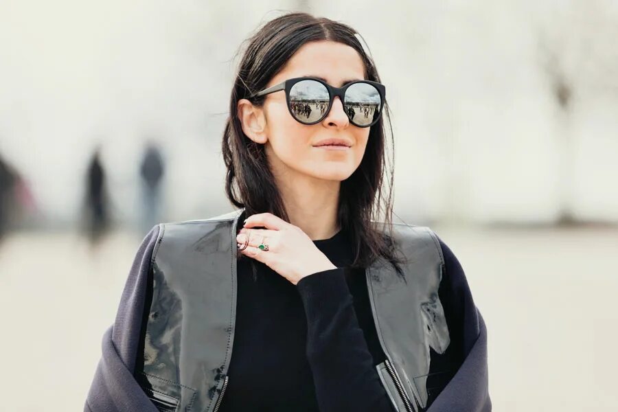 девушка в очках. красивые девушки в очках для зрения. девушка в солнечных очках. строгая девушка в очках. красивые очки.