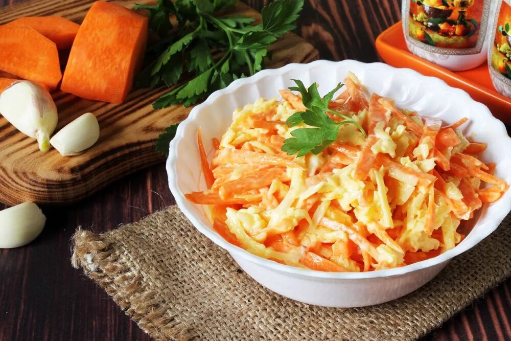 Морковка яйцо чеснок. Морковь с чесноком. салат морковный с сыром. салат морковь с сыром. морковь с сыром и чесноком.