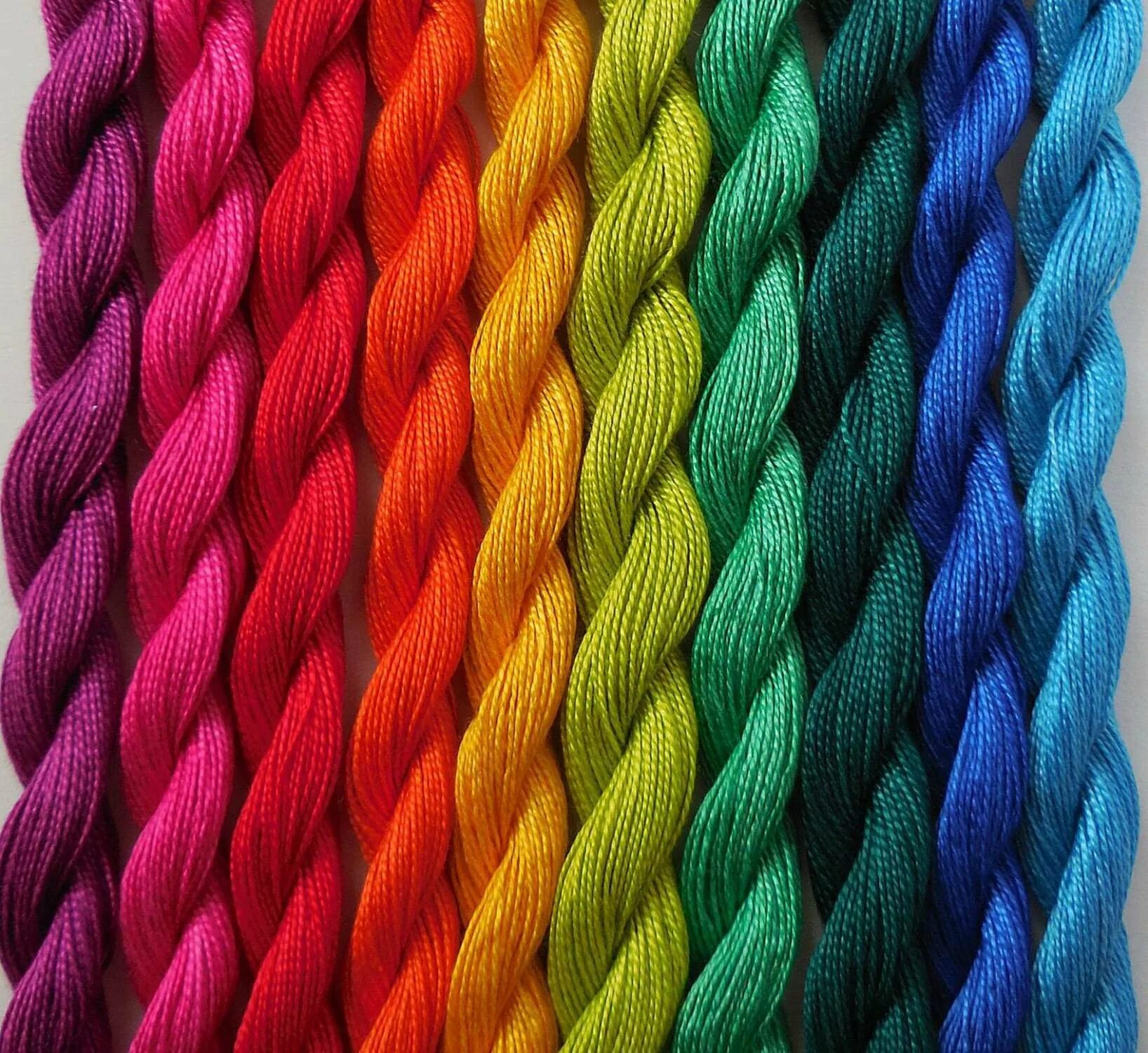 Фон нитки. Hand Dyed Rainbow пряжа палитра. Разноцветные нитки. Разноцветная пряжа. Цветные нити.