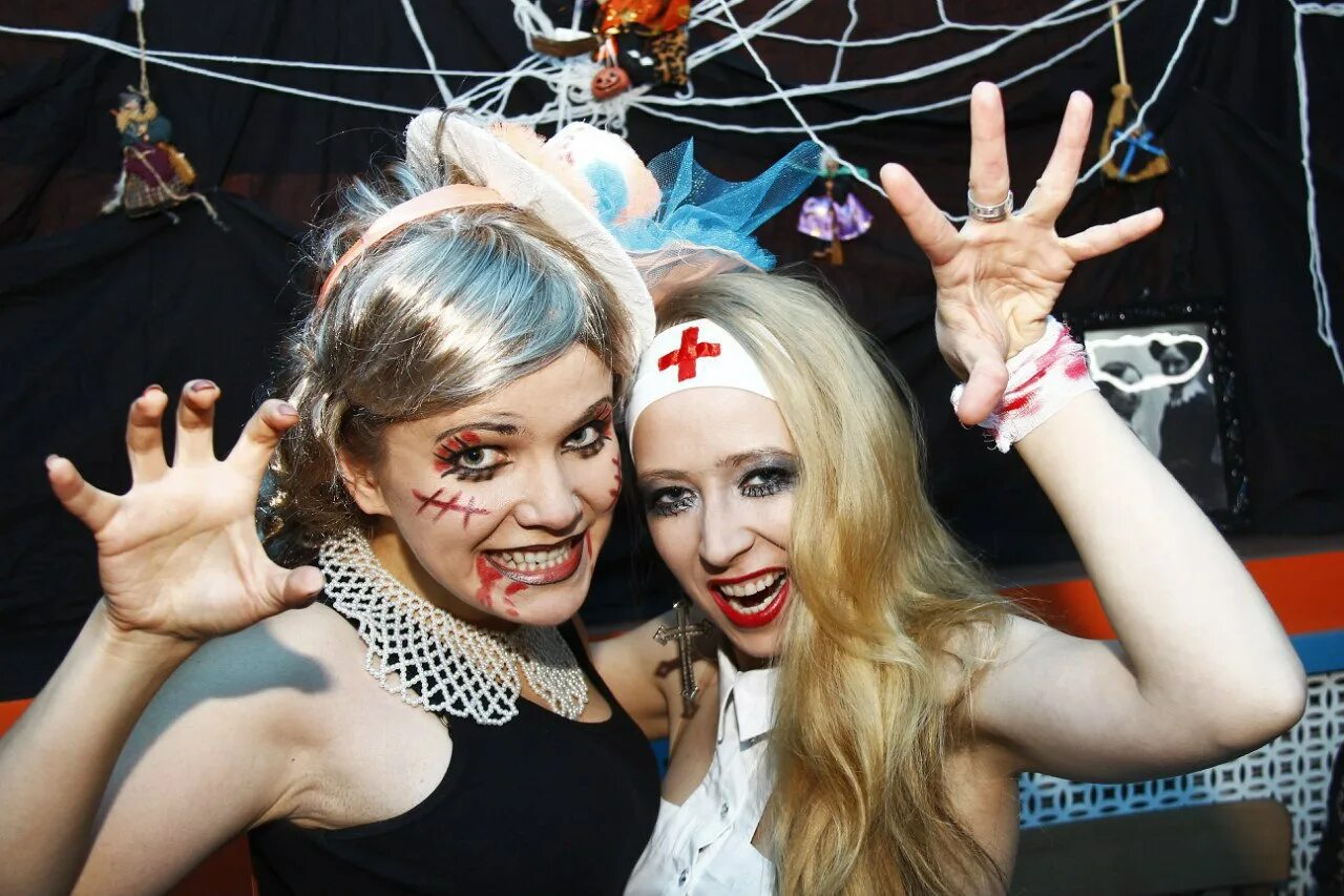 Празднование хэллоуина в россии. Празднование хэллоуина. Международный женский день во франции. Хэллоуин в англии. Празднуется ли.