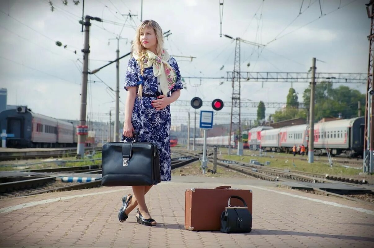 Уехать выезд. Изабель перрон. Девушка с чемоданом у поезда. Девушка на вокзале с чемоданом. Фотосессия на вокзале с чемоданом.