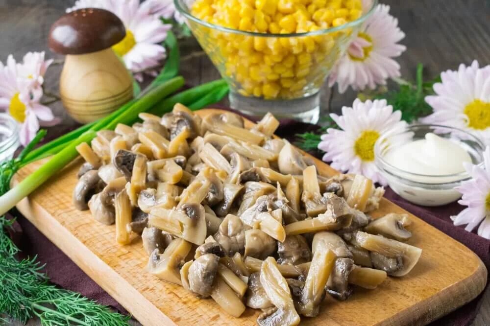 Салат с грибами шампиньонами. Салат с грибами и кукурузой. Грибной салат с кукурузой. Салат с грибами шампиньонами консервированными.