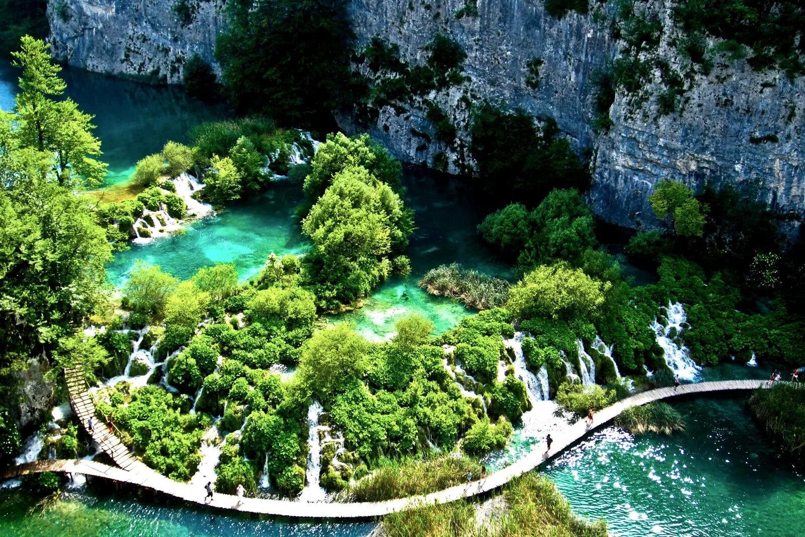Прекрасные места 2020. Плитвицкие озёра Хорватия. Плитвицкие озера - крупнейший национальный парк Хорватии. Притвицкие озёра Хорватия. Хорватия национальный парк Плитвице.