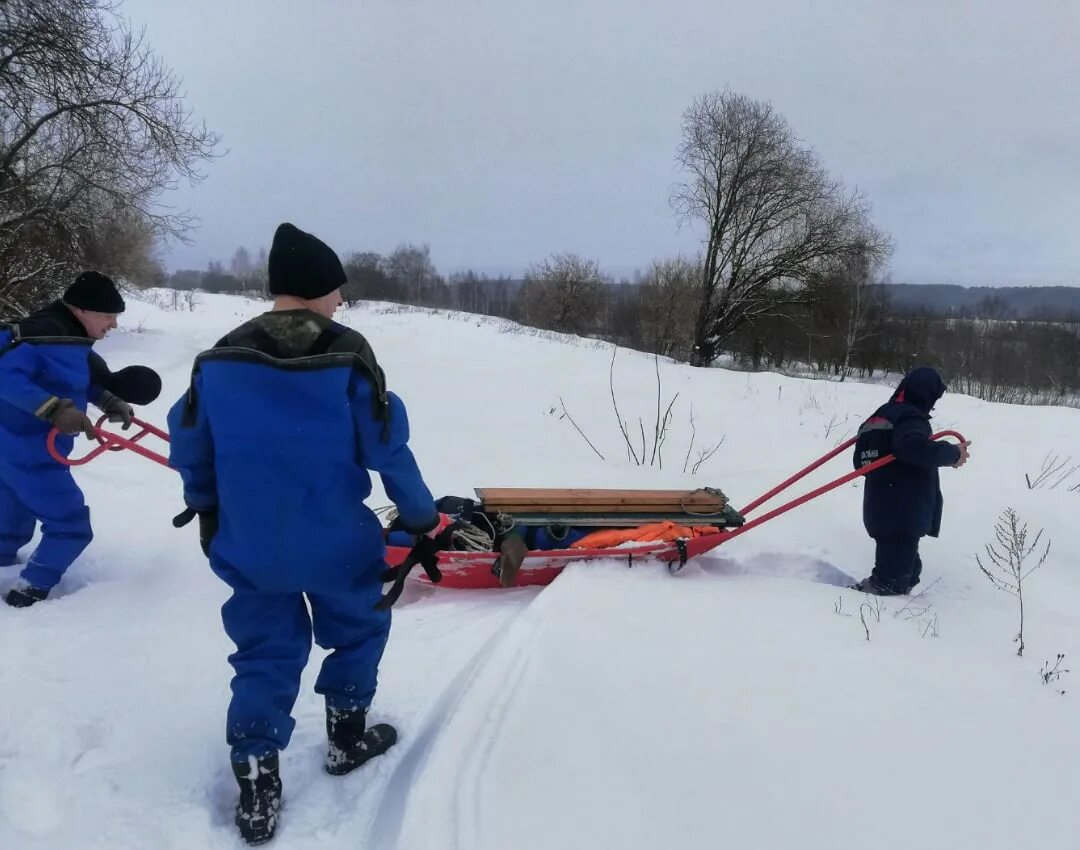 Согбу пожарно спасательный центр смоленск. Водолазы СОГБУ ПСЦ Смоленск. Водолазы достают тело утонувшей женщины. Вытащил мужчину из проруби.