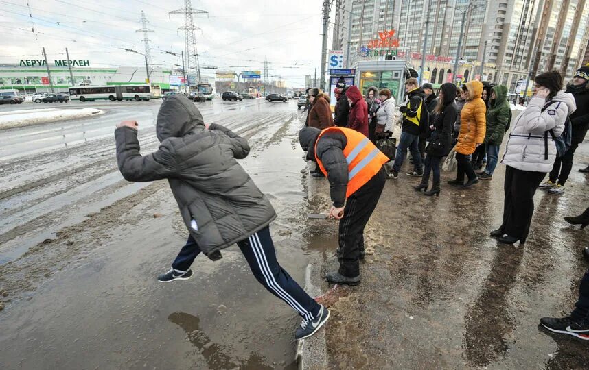 Сидится. Гололед в Питере. Гололед в Петербурге. Скользкий Питер. В Питере Адский гололед.