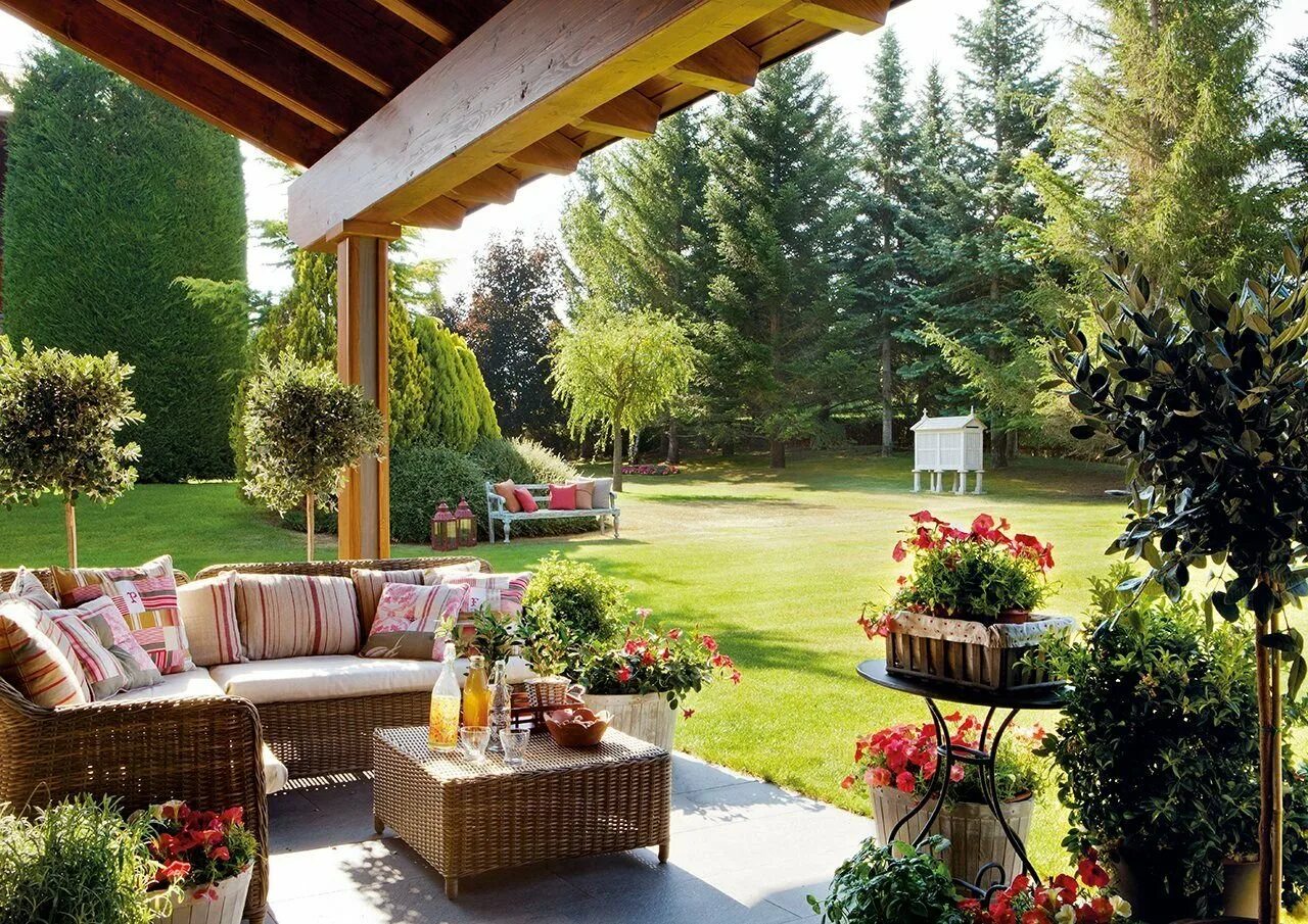 Загородные дома летом. Озеленение террасы. Красивые веранды. Терраса в саду. Красивая веранда на даче.