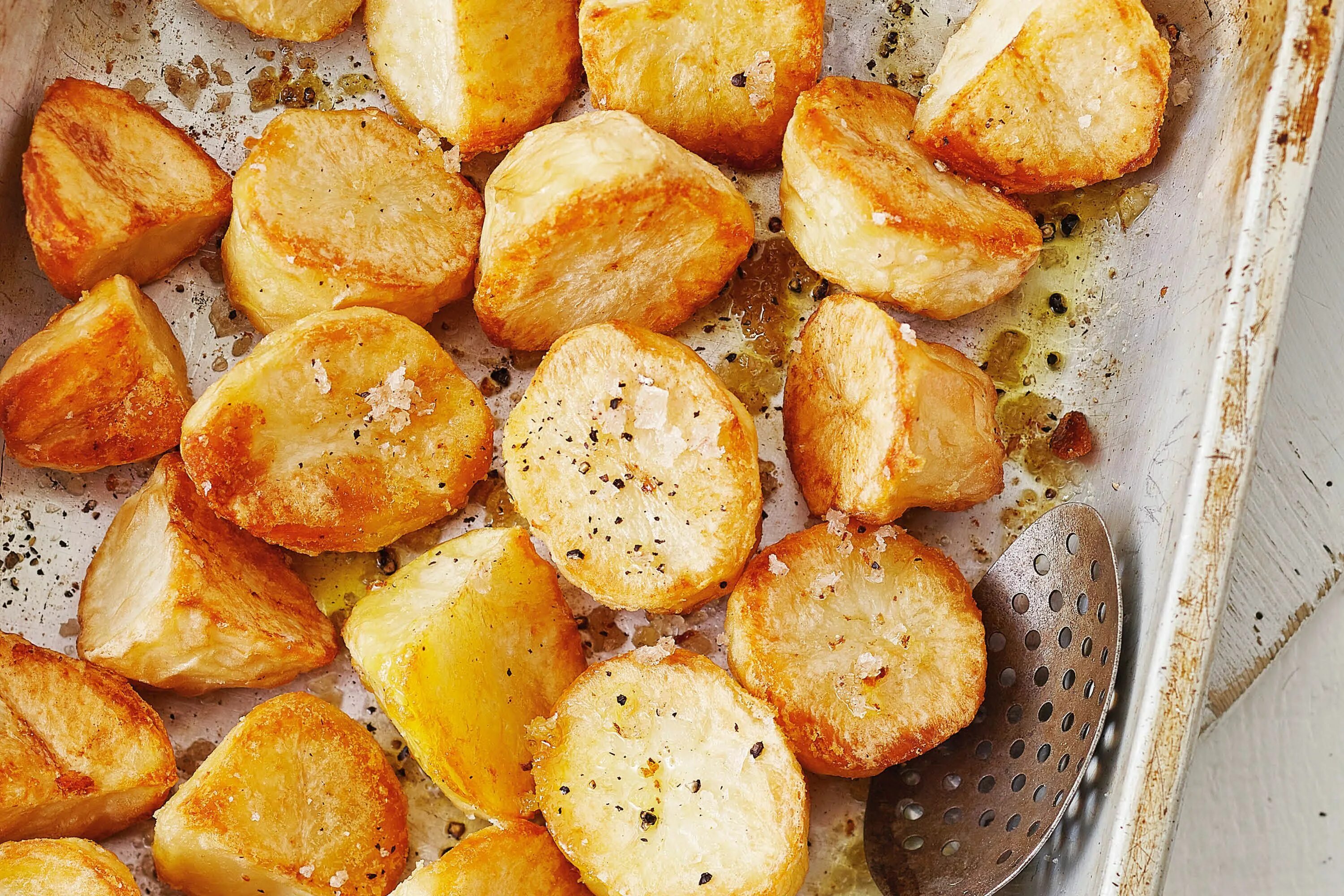 Картошка в духовке. Хрустящая картошка в духовке. Картофель половинками в духовке. Картошка кружочками в духовке. Печеная вода
