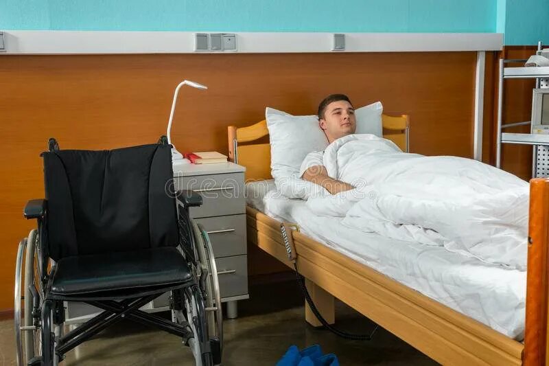 Сколько больных лежат. Больница человек лежит в палате. Человек на больничной кровати.