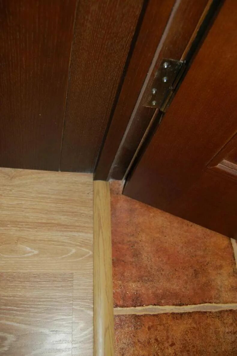 Стык линолеума в дверном проеме. Двери с порогом зазор снизу. Порог для входной двери. Порог дверной 14 мм krwd-64. Установка межкомнатных порогов.