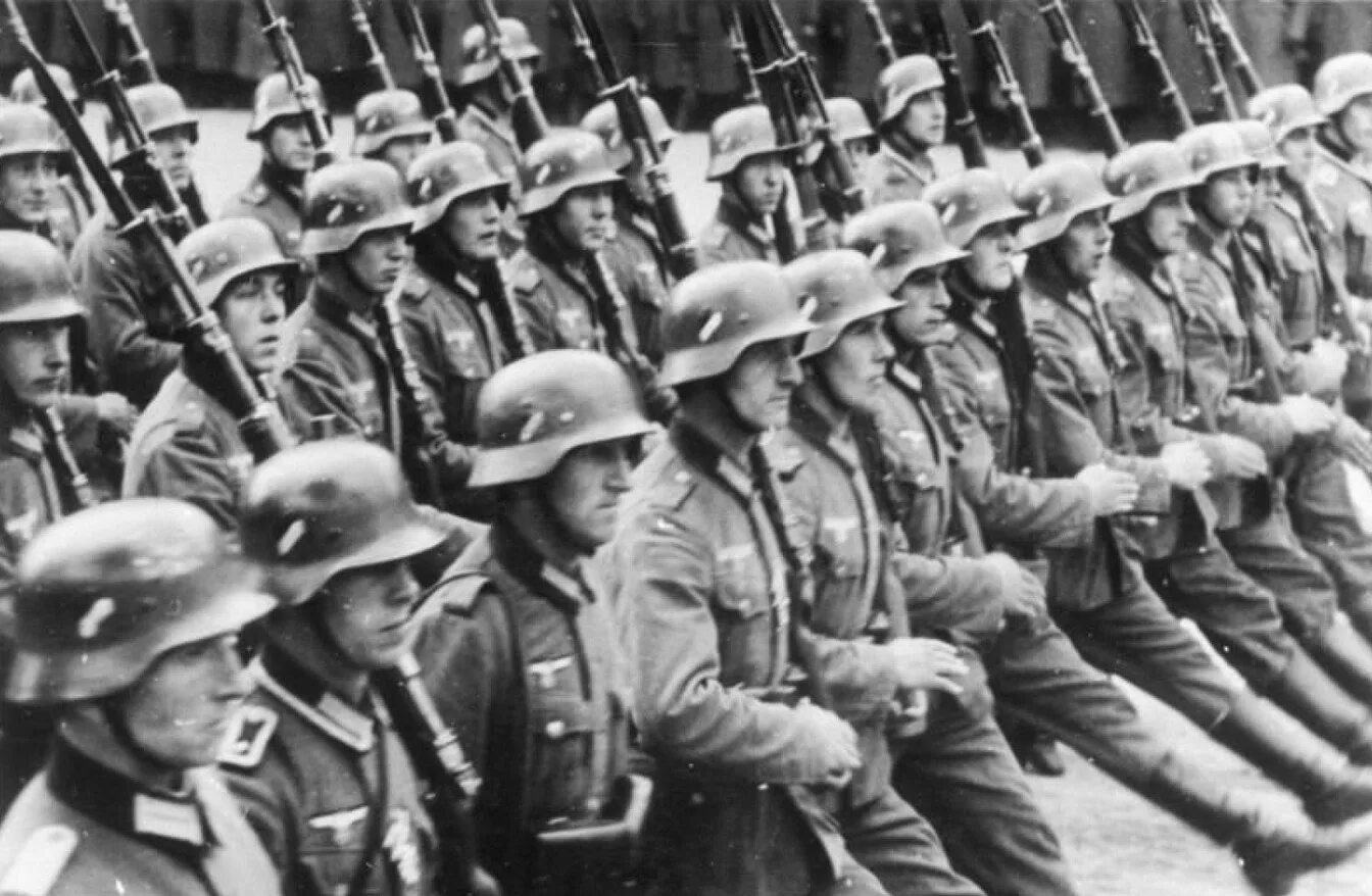 Немецкие марши третьего. Немецкие солдаты 2 мировой войны маршируют. солдаты вермахта на марше. марширующие солдаты третьего рейха. солдат сс вермахт парад.