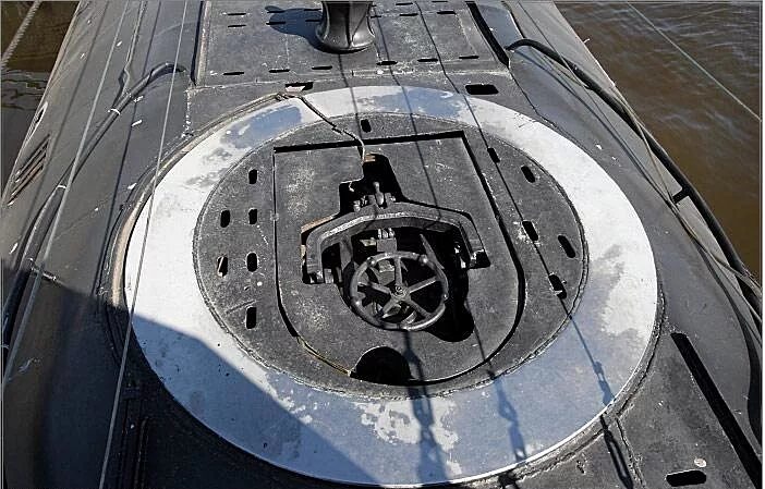 Задраить люки. Комингс-площадка подводной лодки Курск. Спасательный шлюз подводной лодки. Торпедный аппарат подводной лодки 877. Аварийно-спасательный люк АПЛ.