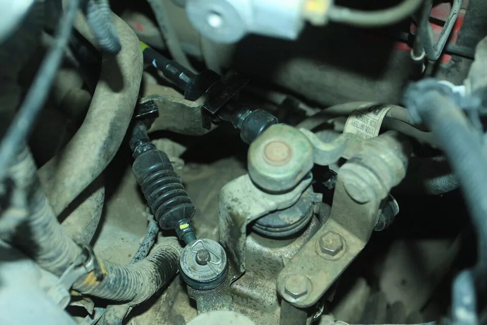 Шевроле авео вылетает 3 передача. На шевроле авео т 250 плохо включается 1 и 2 передачи. Кулиса кпп шевроле авео. Регулировка кулисы авео т250 1. Ручка кпп авео т300.