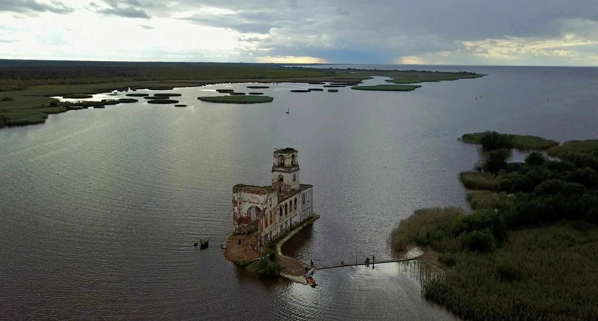 Рыбинское водохранилище город Молога. Затопленный храм в Крохино. Остров Шумаровский Рыбинское водохранилище. Рыбинское водохранилище Церковь Молога.