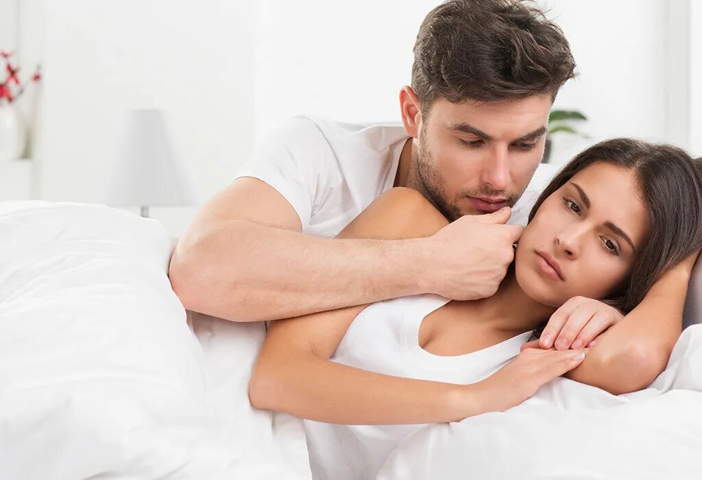 Счастливые пары. Лежат в постели. Спящая пара в обнимку в кровати. Утренний поцелуй в постели. Супружеская кровать.