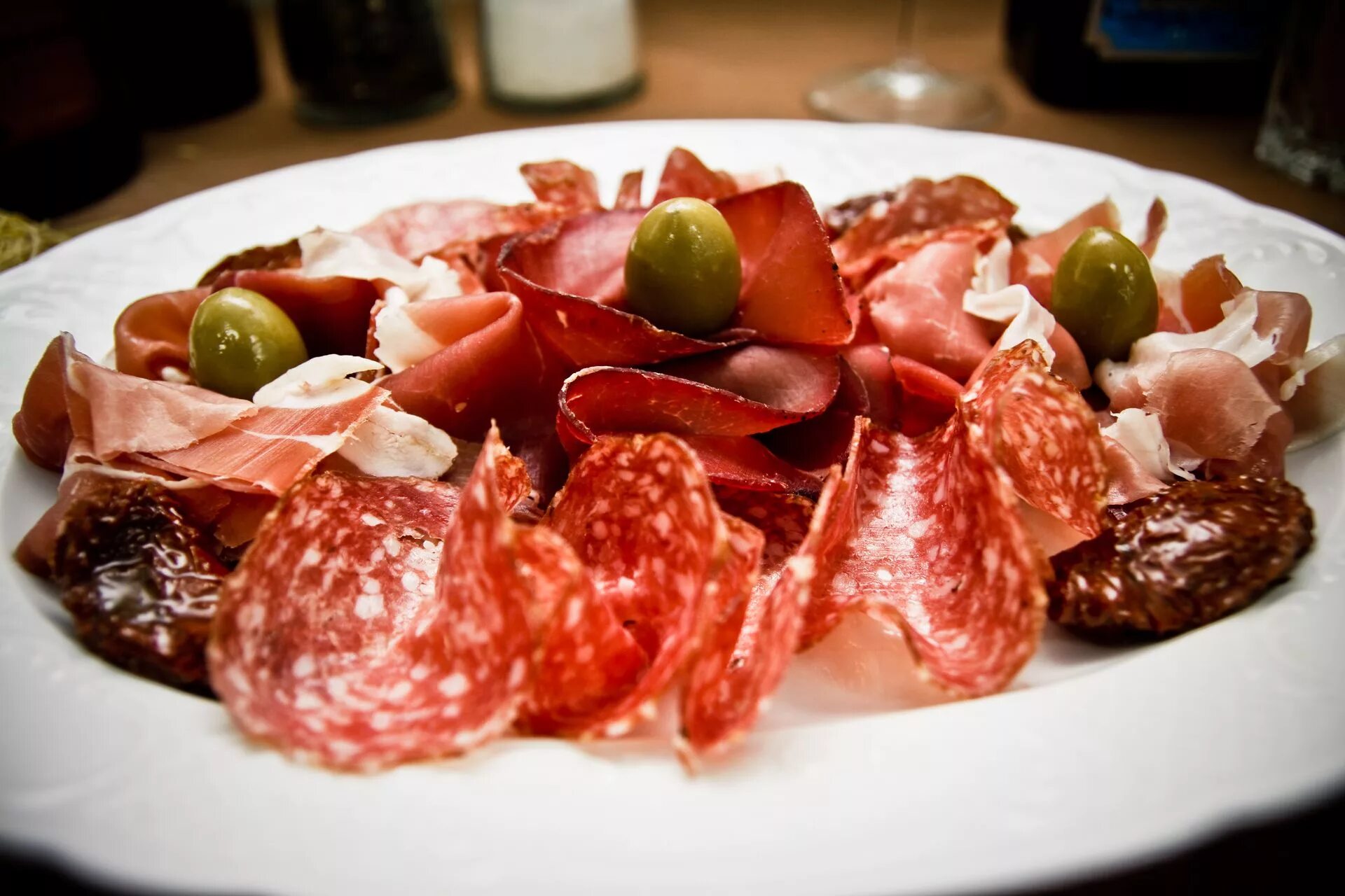 Нарезка колбаса сыр. Антон деликатесов. Простые деликатесы. Мясное ассорти. Простые деликатесы.