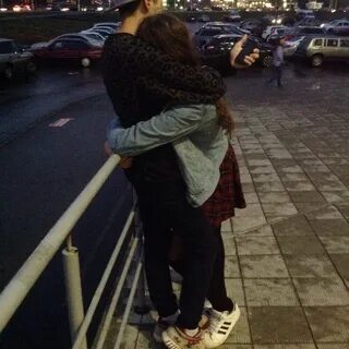 Парень и девушка не видна лица