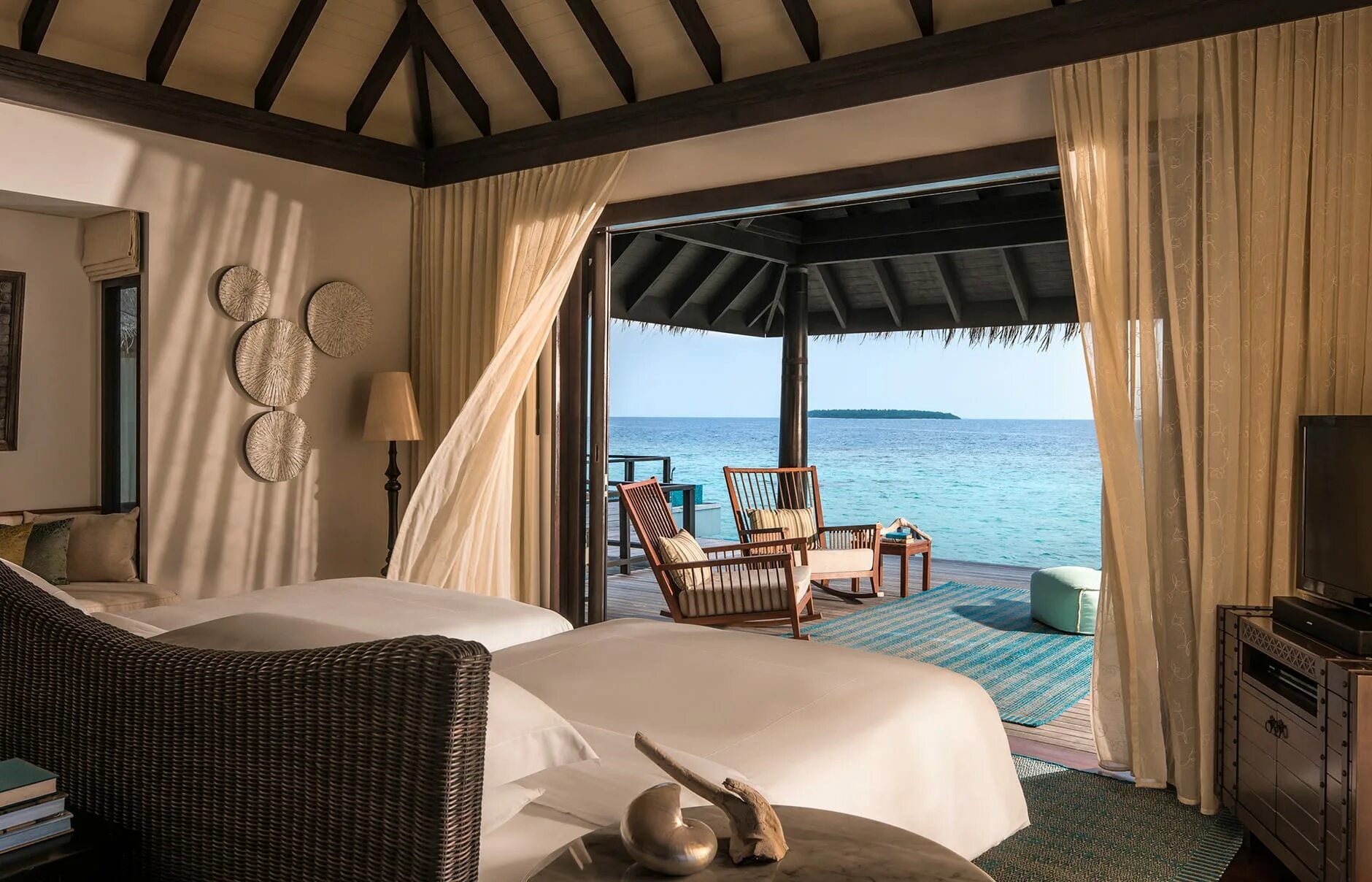 Ресторан на воде. Four seasons landaa giraavaru maldives. Kandolhu island мальдивы. Kandolhu island 5*. Отель с видом на воду.