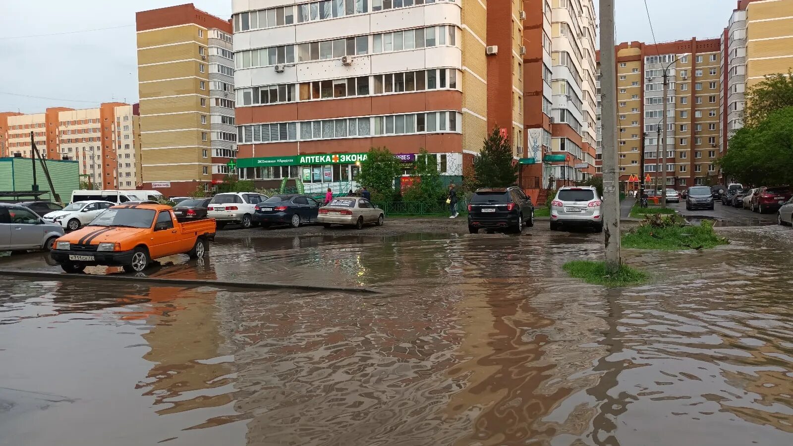 Тюмень топит. Наводнение в Тюмени. Тюмень потоп. Тюмень затопило 2023. Тюмень Лесобаза затопление.