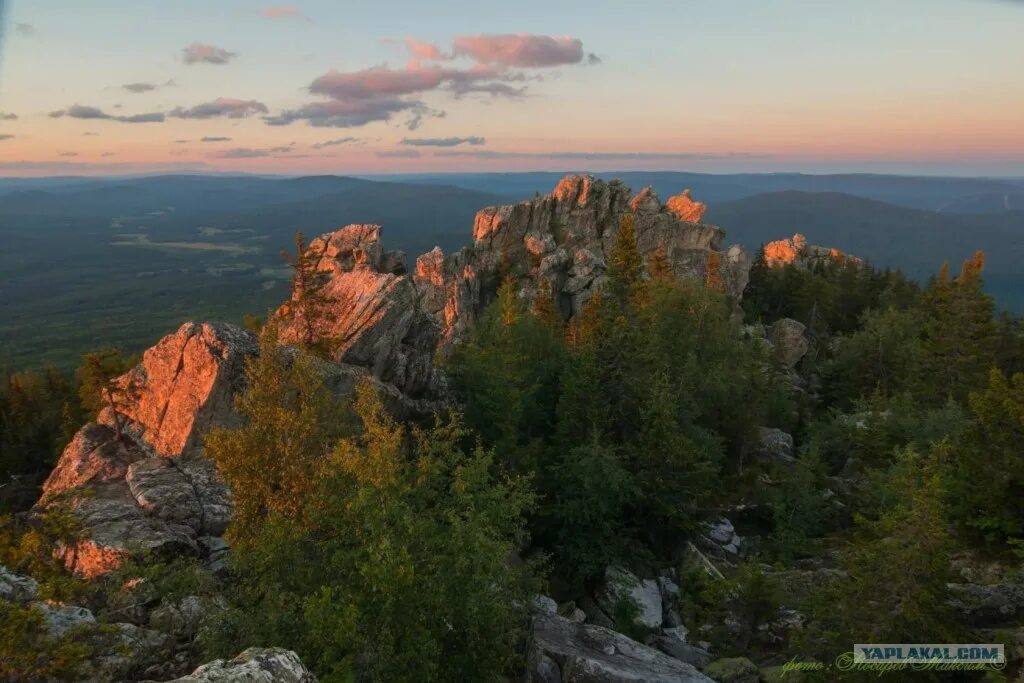 Белорецк урал. Гора малиновая Башкирия Белорецк. Гора Малиновка Белорецк. Малиновые горы Башкортостан. Малиновая 3 гора Белорецк.