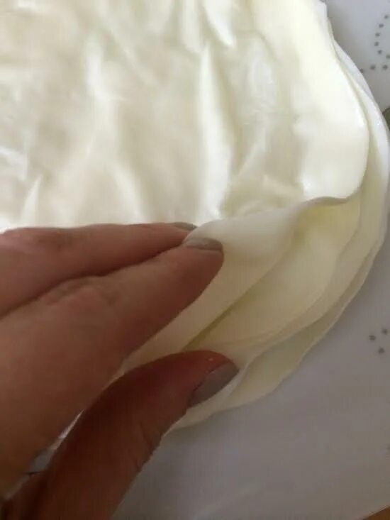 Сыр сулугуни блинный. Сулугуни лист. Тонкий сыр сулугуни. Сыр сулугуни в листах. Сыр сулугуни блинный.