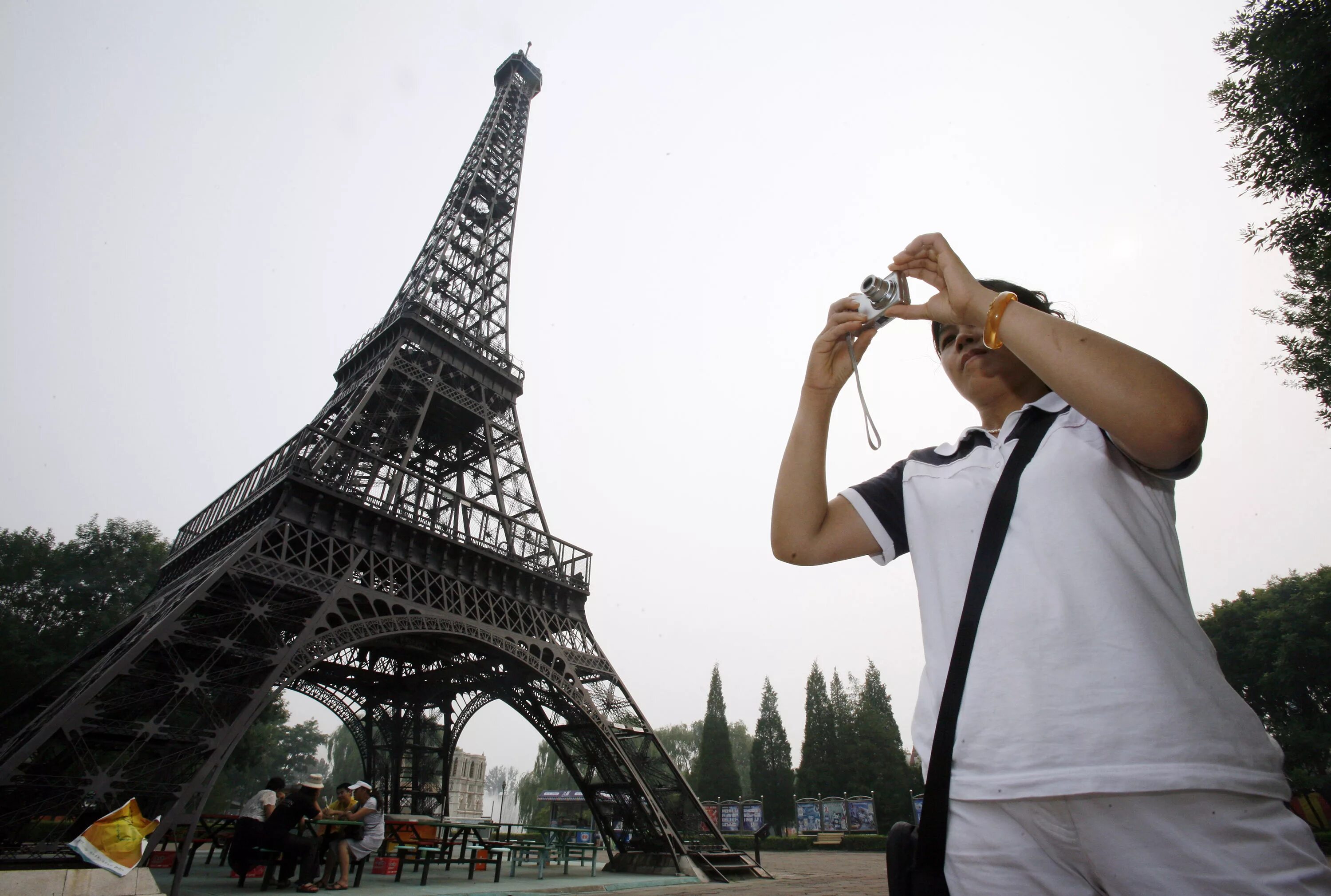 Эйфель башня селфи. Париж эльфивая башня Мем. Эйфелева башня селфи. Селфи возле Эйфелевой башни.