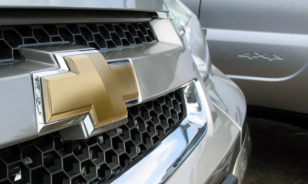 Как снять эмблему шевроле нива Шильдик Chevrolet Niva Эмблема Шевроле Нива на решетку радиатора нового образца