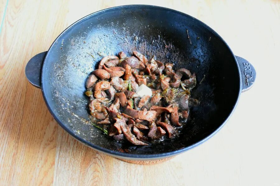 Как вкусно приготовить почки. Почки жареные. почки свиные жареные. почки жареные с луком. почки свиные жареные с луком.