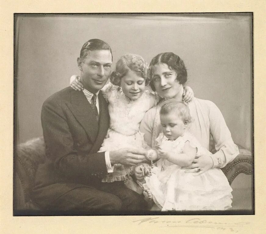 Родители принцессы. Отец королевы Елизаветы Георг. Георг 6 с дочерьми. Родители королевы Елизаветы 2.