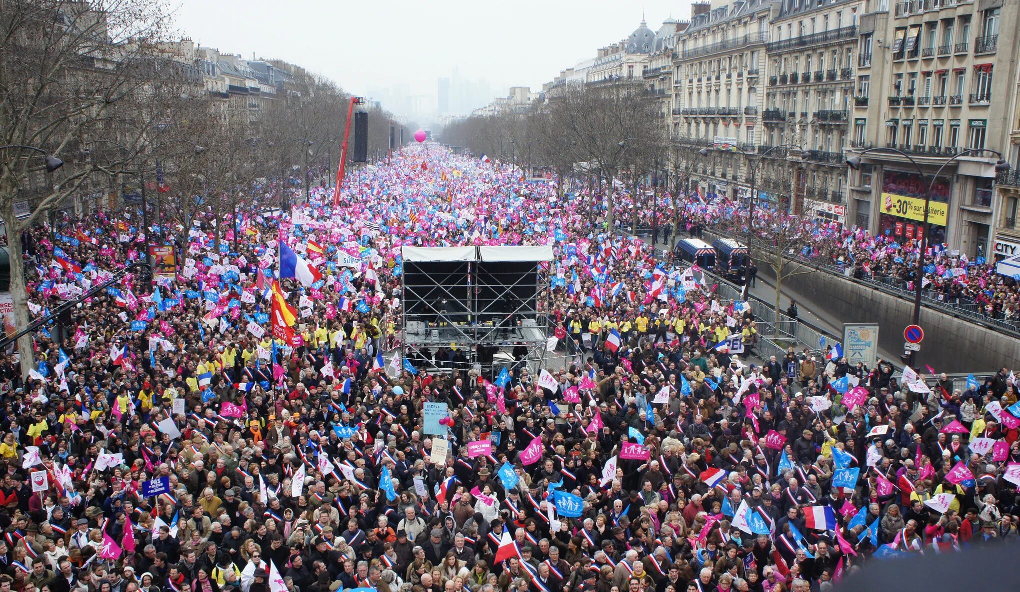 Митинги во Франции против однополых браков. Народы Франции. Миллионный митинг. Французы митинг толпа. Народы против французской