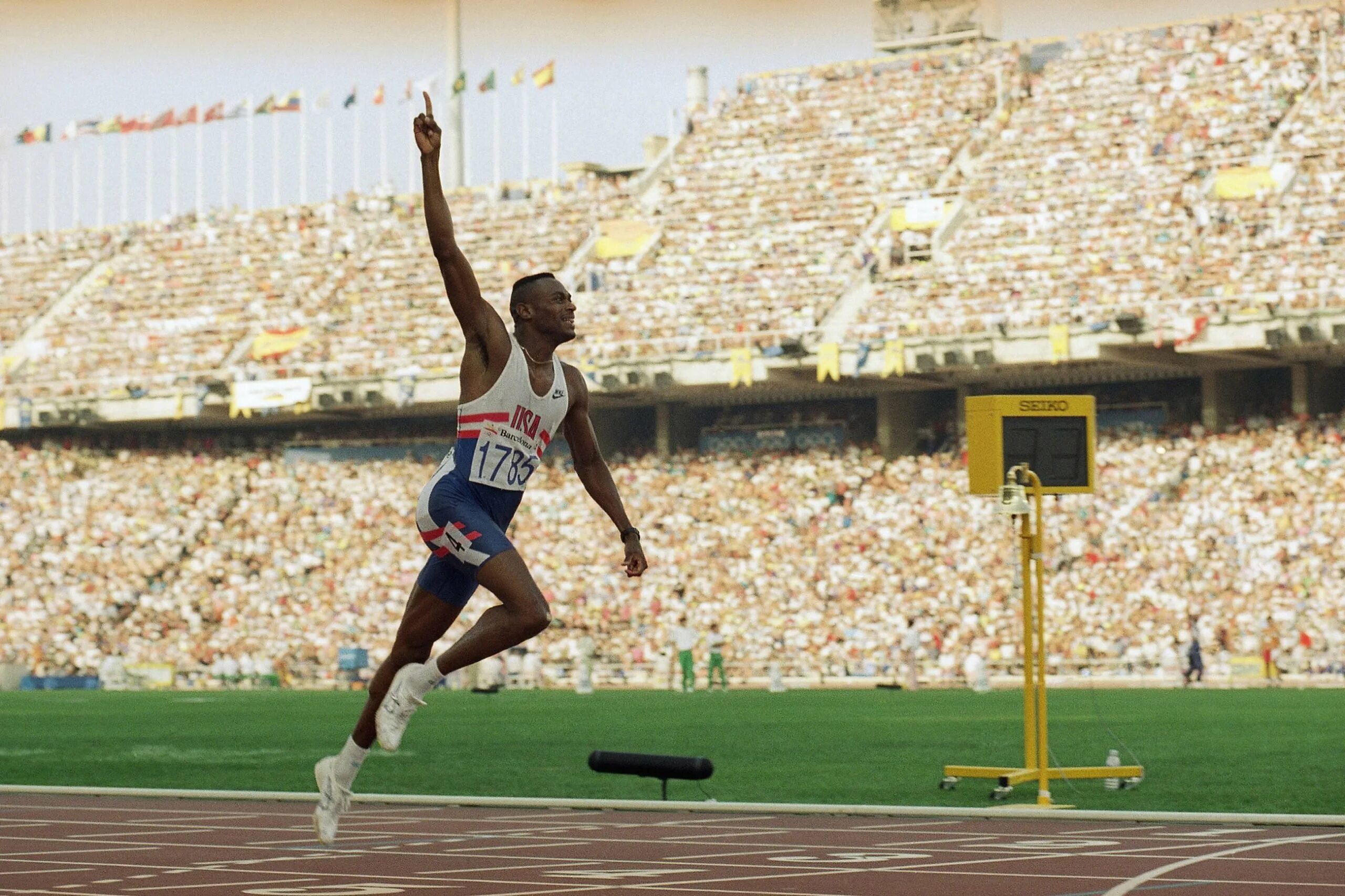 Первый олимпийский бегун. Тери Вашингтон бегун 400 метров. Бегуны на 400 метров. Бег на 400 метров с барьерами. Мировые рекорды в беге.