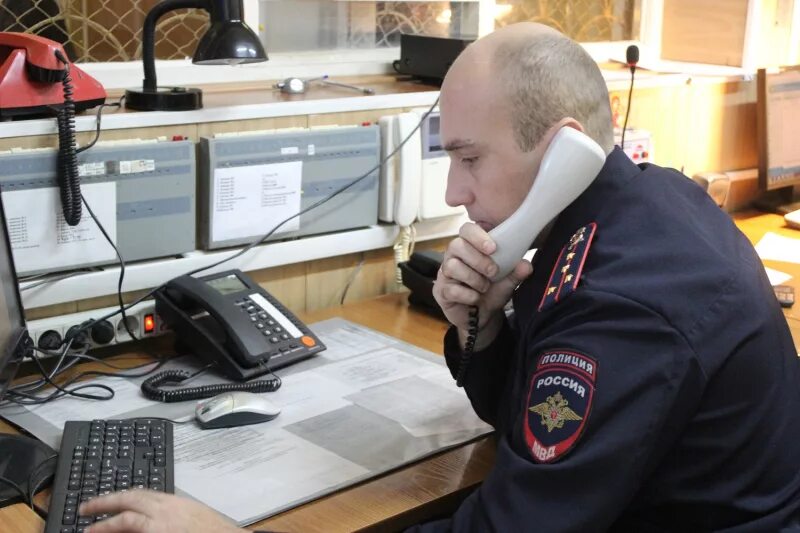 Дежурная часть нижегородской области. Оперативный дежурный МВД. Дежурная часть МВД. Дежурная часть ОВД. Полицейский в дежурной части.