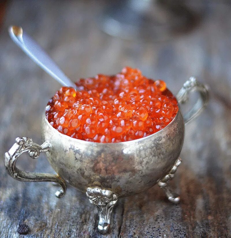 оригинальная красная икра. икра лосося. тарталетки с икрой. проверка красной икры. красная икра.