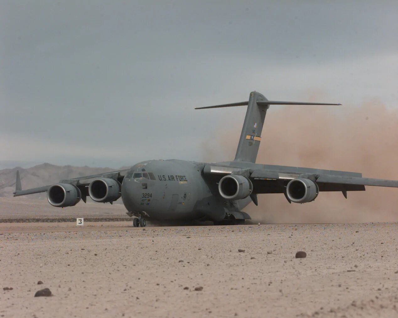 33 c 17. C-17 Globemaster III. C-17 Globemaster III ВВС США. Boeing c-17 Globemaster. Боинг с 17 Глоубмастер 3.