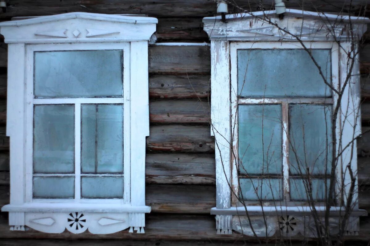 деревня ночью стук в окно. старые окна холодно. красивые старые окна. дождь стучит в окно. старые окна холодно.