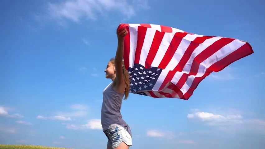 Flag run. Девушка с американским флагом. девушка с американским флагом горы. девушка с американским флагом природа горы. флаг run.